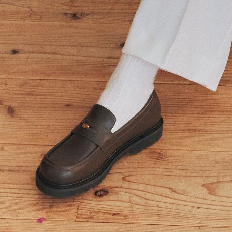 [^:351632]{̌`ɋ߂Iu[NgE̗pyj[[t@[́AƂSnłBVvȃfUCŃfC[Ɋ􂵂ĂꑫBAbp[ɂ͝H{A}ȈVɂΉ\łByʂŃNbVɗDꂽEVAfނƑϖՁAObv͂ɗDꂽo[fނgݍ킹h[h\[̗pĂ܂B\[̃o[ɂ͒ቷ̊ōdXpCNIȌʂ𔭊ꃉo[iΐFjzAXł̃Obv͂߂Ă܂BH͉ivIȂ̂ł͂܂BDړA@̌Ԃ芮Shł͂ȂׁA܂߂ɖhXv[邱Ƃ߂܂ByPARADIS COULEUR^pfBN[zhl̏̉炵hɂAfUCłȂfނtHɂ炵ǋyupfBN[vBo܂BATTENTIONEVRfނgpĂꍇAL̂ɂ\܂Asǂł͂܂BCɂȂꍇ͕ʂ̗ǂꏊɒuĂƌy邩Ǝv܂̂łBEv̕\ʂ̓LYt₷ׁA舵ɂ͏\ɂӂBJȂǂŔGꂽꍇAFڂ肷ꍇ܂B܂v̕iێ̂߁AȂׂG炳Ȃ悤ӉBEYߒɐ鑽̃LYVꍇ܂B܂fނ̓A኱̐FCꂪꍇ܂Apɂ͖育܂BEAɑjꍇ܂iɉe͂܂BEBě̓ɂFČꍇ܂ B܂Aql̂gPCj^[X}[gtHʂȂǂ̊ɂFۂ̏iƈČꍇ܂BETCYZ(\L)͂܂ŖڈƂȂ܂B̌`ɂKTCY̌l܂Bd:289g