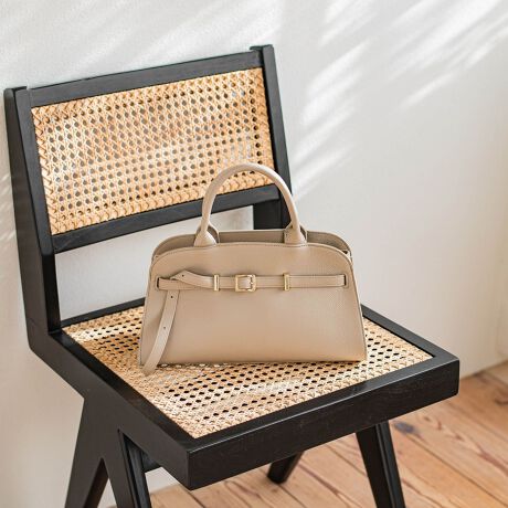 [^ԁF3103-51036]COW-leather belted landscape BAG3@-1764-42025@ SPRING@&      SUMMER    collection@viȃuKbeBVGbgȉ^CṽobOV[Yڂ̃xgpfBe[X^CłV_[XgbvtzZstory.yXg[[zsIȏC[WAg[gobO⃊bNA{XgobOiȑlJWAɏ؁BVvȂ瑼ɂ͂ȂfBeB[͂̓{uh