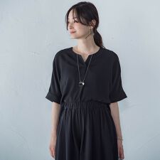 【WEB限定】サテンフィールキーネックブラウス≪セットアップ対応/洗濯機で洗える≫
