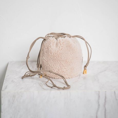 [^ԁF3103-55715]vXŃV[Y[h߂Ă~jV_[obO B_炩ȎG˔{Afނ́BRƂ~jTCYL[gŁAANZoŃR[fBl[głBfC[̕Ki[łAop[eB܂œiB|Pbg :1yVIOLAdfOROziBIh[jBIh[ɂ́AƂɈN؂ɈAĎ̃X^ĈɌłȂAȑ݂łė~Ƃ肢߂Ă܂B㎿ȑfނŃgfBViȒɂ{̃GbZXDfUCłBi^OɋLڂꂽTCY̓k[hTCYłBۂ̏ĩTCY͏i̎mFB摜̏i̓TvƂȂ܂̂Ŏۂ̏iƎdlAHATCY኱قȂꍇ܂Bql̃j^[ɂۂ̂FƑقȂꍇ܂BBe󋵂̓ɂAFقȂČꍇ܂B֘A[hFLAUTREAMONT [gA fB[X ꂢ߃JWA lJWA i` ꂢ LC i 