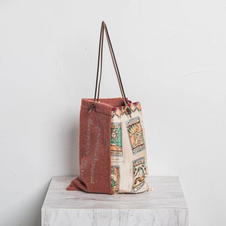 [^ԁF3103-56716]}jv̒ԁAlC̃g[gobOɁA̓~AVȑfނ̑gݍ킹܂BN[ȃVN100%̃}jvXJ[tƁÂ݂~fނɎhJ{ṼRrl[VAGߊƑl̗VѐSo܂BEɕtɎƁAtHOp`ɂȂ郆j[NȃVFCṽg[gobOBǂ݂̖{|[`悢傫ŁÅXT̃A[gȂǁACオOoɂ҂̃obOłByVz^bg}jvTCg2024N肢RŎgpA12̃^bgJ[h̃CXgXJ[tɗƂ݂܂Bꂼ̌̋Gߊ␯`[tɂfUCȂ̂ŁAׂfBe[܂ŊyłꖇłByBrandFmanipurizBe[WXJ[t̔ɍč\zsmanipuritBfނ⊪SnAFʃoX܂ōוɂ蔲AׂẴvgn̐ElłƂŎdグĂ܂BobOPAEFACɂL邻̐Eς́A܂ŁgZA[ghB^CXŎRȃX^C߂邷ׂĂ̏ɁAmanipuriĂVGKXBi^OɋLڂꂽTCY̓k[hTCYłBۂ̏ĩTCY͏i̎mFB摜̏i̓TvƂȂ܂̂Ŏۂ̏iƎdlAHATCY኱قȂꍇ܂Bql̃j^[ɂۂ̂FƑقȂꍇ܂BBe󋵂̓ɂAFقȂČꍇ܂B֘A[hFLAUTREAMONT [gA fB[X ꂢ߃JWA lJWA i` ꂢ LC i 