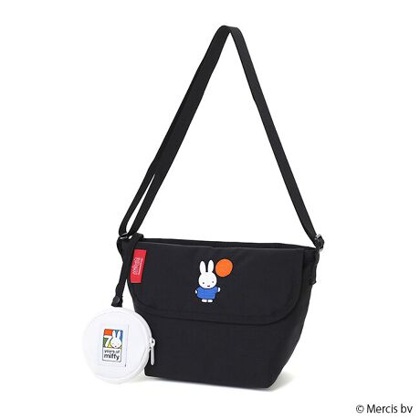 [^:MP1603BPDMGNTMF70]I_ŒaAE̐lXɈĂ~btB[Ƃ̃R{[VRNVB2025NɃ~btB[a70N}A2eoꂢ܂BManhattan Portage̒ԃubN{fBɁhu[iJ[hN₩ɉfA|CgłƂĂڂfUCłB70NSz|[`tAߖڂɂӂ킵XyVȊɂȂĂ܂BEubÑ{fBɁgu[iJ[h̃~btB[hJ{AVvłȂڂfUCE~btB[̊G{̐Eʂꂽgu[iJ[hŃfUCꂽ70NSECt@ubNɂ̓Cg500D CORDURA Classic Fabric̗pEV_[Xgbvɂ͏_炩iCe[v̗pEtbv̊JɃ}OlbggpĂAX[YɊJ߂\EC[Xy[Xɂ̓Wbp[|PbgƃI[v|PbgAwʂɂ̓Wbp[|PbgzE500mlybg{g[\EV_[XgbvF70cm-138cmE\|PbgF1E|PbgF2E~btB[70Nxt|[`tEʌ菤ȉi̔̔E͓{Ɍ肳Ă܂BThese products are sold and delivered only within Japan.Illustrations Dick Brunacopyright Mercis bv, 1953-2025www.miffy.com