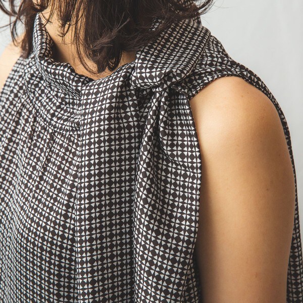 サテン幾何プリントボータイノースリーブ | ナラカミーチェ