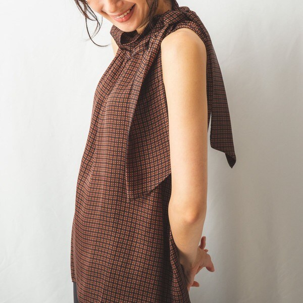 サテン幾何プリントボータイノースリーブ | ナラカミーチェ