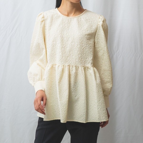 完売品おまけ付き♪未使用ジャガードペプラムトップス　ベージュゴールドLAVA シアージャガードスクエアネックペプラムトップス | titivate