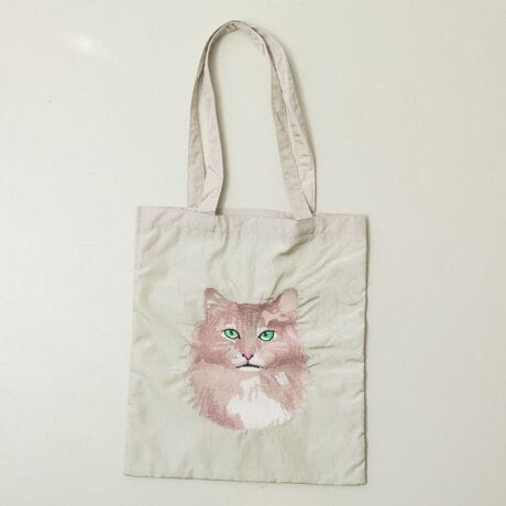 [^ԁF51-51-65-070]hイŕ\ꂽԁX⓮R[fBl[g̃ANZgɂȂg[gobOBnɂ͌򊴂̂ŁAJWA₫ꂢ߂ȃX^COɂł܂Bނ𐮗ł|PbgtBA4TCY傫ɂȂĂ邽߁Aނ̎^тɂ֗łBfC[[X◷s̃TuobOƂĂ􂵂Ă܂B