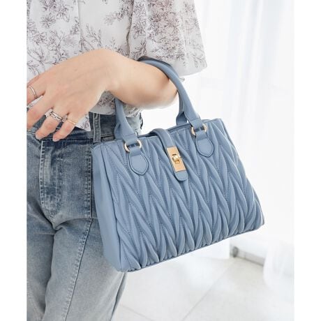 [^ԁF1040128900]ǂȃeCXgɂV[YɂV[ɂn}IG̃obOfUC̊̂LeBOƁAꂢ߂ȃnh̃|CgBЖʂ̓LeBOȂ̃Vvȕ\ʊŎՂƓʂ̕\y߂܂B}`ՂŌڈȏ̎[͂A̎d؂|PbgȂǎgɂĂ܂B߉\ȃV_[XgbvtĂ܂Ƀ[eBeBvC[BTCYԂ߂Ałă}`[͂̂▭ȃTCYŕigɃsb^R[fBlCgɂ肰ȂXpCX悢TCYłõeVUPɖ𗧂܂BzERX|[`EX}zE߂̃ybg{g܂B(ڍ׉摜Q)d540gV_[XgbvF62`110.5cmX^COtF~jȃs[XX^Cɂ肰ȂĂoR[fBlCg̊Ijbg{fjȂǂ̃JWAȃR[fBlCgɂƏ炵vXIXXłBV_[XgbvāA΂ߊ|łĂ̂ŃR[fBlCgɂĈۂς̂|CgBîCɓo^ ēגʒm̂킸AȃvCX_Ȅ󂯎邱Ƃł܂BЂo^1037128900 NVJXNGAnhobOƓ^AiԈႢ̏iƂȂĂ܂BTvł̎BëׁAiƎdlقȂꍇ܂Bi̐F́ABeꏊ̂ȂǂɂFČꍇ܂B܂Aql̂g̃j^[ȂǂɂFقȂČꍇ܂B\߂̏ゲBx_[Ec^sNE{h[WEBFƂȂ܂B