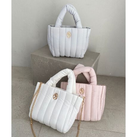 [^ԁF1052125301]GĂȂӂӂfށ܂ŉ_̂悤ȃnhobOBfUCzŎdグLeBOobOBtgɂ̓}WFIWi̋^炢AJWAȈۂ̃pt@[obOtF~jɂ킹悤dグ܂AC{[͗nzFAsNEu[͓FƂȂĂAJ[ɂĈۂς܂BO\ȃV_[`F[tŗsɂ􂵂łTCY500ml̃ybg{gɎ[\łB`F[͐܂ԂĒ\łBîCɓo^ ēגʒm̂킸AȃvCX_Ȅ󂯎邱Ƃł܂BЂo^Tvł̎BëׁAiƎdlقȂꍇ܂B