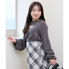 ポンポン付きフードケーブルニット