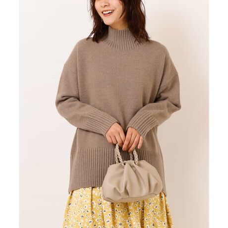 a.v.v　バックスリットハイネックニット