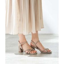 アー・ヴェ・ヴェ(a.v.v)のスクエアトゥストラップサンダル