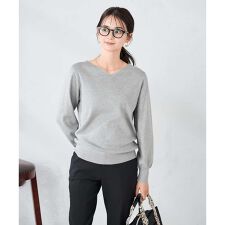 アー・ヴェ・ヴェ(a.v.v)の【洗える/雑誌InRed(宝島社)11月号掲載】Vネック美ラクるパフスリーブニット