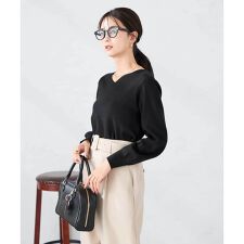 アー・ヴェ・ヴェ(a.v.v)の【洗える/雑誌InRed(宝島社)11月号掲載】Vネック美ラクるパフスリーブニット