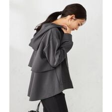 アー・ヴェ・ヴェ(a.v.v)のバックフレアダンボールパーカー