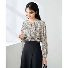 アー・ヴェ・ヴェ(a.v.v)の【洗える】プリントケープ風ブラウス