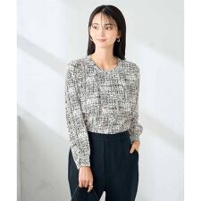 アー・ヴェ・ヴェ(a.v.v)の【洗える】プリントケープ風ブラウス