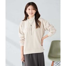 アー・ヴェ・ヴェ(a.v.v)のエンボスロゴスウェードトップス