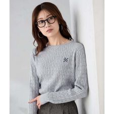 アー・ヴェ・ヴェ(a.v.v)のワンポイント刺繍ケーブルニット