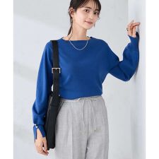 アー・ヴェ・ヴェ(a.v.v)の【WEB限定】ゴールドボタンボートネックニット