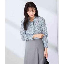 幾何柄ボウタイ風ブラウス