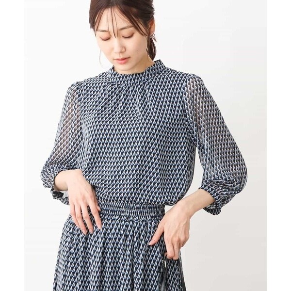 こなれSETUP/洗える】幾何柄シフォンスタンドカラーブラウス | MK