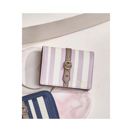 [^ԁF00122510260792]Samantha Thavasa Petit Choice(T}T^oTv``CX)̃XgCvtgxg ܂zfUCEu₩ȃXgCv|CgBEXgCv̕_ɂ邱ƂőlۂÂfUCɎdグ܂BExg̓Ln̐Fō킹AVѐŜzFɂȂĂ܂B@\E^̓܂^CvŁA΂炸肨܂BERpNgłJ[hA~jobOC̕ɂ҂B[́EJ[h|Pbg~3Et[|Pbg~2Ewʃ|Pbg~1