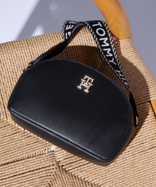 【未使用級】【現行】トミーヒルフィガー　ショルダーバッグ　ハーフムーン　2way ハーフムーンショルダーバッグ | トミー ヒルフィガー(Tommy