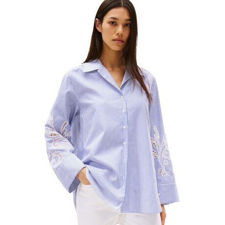 [^ԁFWW44693]uf[AO[YRbgVcƂX[uɃ{^jJ`[t̃GuC_[AXgCṽI[vJ[VcBf铧fBe[Ȃy₩Ɏdグ܂BRtH[gȃ[hoAl̗]TVcX^CByTCYz32inchF73cm 52cm 44cm 57.5cm34inchF74cm 54cm 45cm 58cmyTOMMY HILFIGERzĩAJNVbNx[XɃ_ȂЂ˂fUClC̃g~[qtBK[BsIŐꂽYEEBYɉA`hAStCAĂJWAȃfjCƖLxȃJeS[O[ouhB