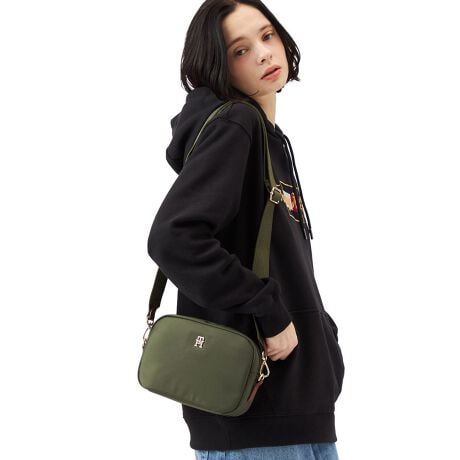 [^ԁFAW17704]|ybgJobO^̃mOAVvȊOςɉfJobOB}`L߂ɐ݂Ă邽߁ARpNgɌĂzX}[gtHȂǁAKvȏނƎ[ł܂B΂ߊ|͂AV_[XgbvOăobOCobOɂƁAlXȎgy߂܂B摜̓TvŎBeĂ邽߁Aۂ̏iƃfUCdlقȂꍇ܂BE|Pbg̐F1EzΉi10~20cmjFZEybg{gi500mljFZyTCYzFREEF15.0cm ő啝22.0cm }`6.5cm V_[ŏ94.0cm V_[ő144.0cm digj440yTOMMY HILFIGERzĩAJNVbNx[XɃ_ȂЂ˂fUClC̃g~[qtBK[BsIŐꂽYEEBYɉA`hAStCAĂJWAȃfjCƖLxȃJeS[O[ouhB