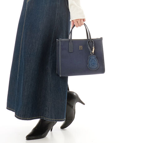 [^ԁFAW17852]VeBX[g[gobOƎɎ₷X[g[gobOBTHmOVvȃfUCŁAR[fBl[gIт܂B}`LƂĂ邽߁AԂȂו[\BV_[ɂȂ2WAYdluƂɂƎeȂǁAg悭Ă܂BEzΉi10~20cmjFZ  Eybg{gi500mljFZ dF500mlybg{g1{yTCYzFREEF21.0cm ő啝27.0cm }`10.4cm 32.0cm V_[ŏ123.0cm V_[ő135.0cm digj500yTOMMY HILFIGERzĩAJNVbNx[XɃ_ȂЂ˂fUClC̃g~[qtBK[BsIŐꂽYEEBYɉA`hAStCAĂJWAȃfjCƖLxȃJeS[O[ouhB