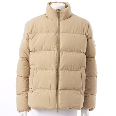 [^ԁFMW40615]_EX^hpbt@WPbgEB^[V[YɌȂpbt@WPbgBȂɋl߂_E͔ɌyA܂悤ȒgŁÂX^hJ[₽OC̐Nh܂Brɂ̓tbOS̃VRobWzuBtg͏㉺̊J𒲐߂ł_uWbv̗pĂ܂ByTCYzSF72.0cm g60.0cm 49.0cm 67.0cmMF73.0cm g63.0cm 51.0cm 68.0cmLF75.0cm g66.0cm 52.0cm 68.0cmXLF76.0cm g70.0cm 53.0cm 68.0cmyTOMMY HILFIGERzĩAJNVbNx[XɃ_ȂЂ˂fUClC̃g~[qtBK[BsIŐꂽYEEBYɉA`hAStCAĂJWAȃfjCƖLxȃJeS[O[ouhB