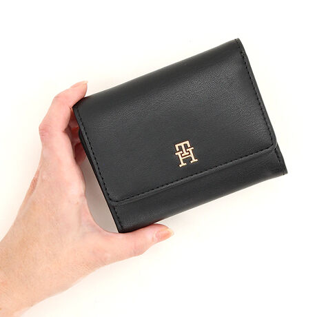 [^ԁFAW18129]ACRgCtH[hEHbgX[XtFCNU[gpO܂zB߂̃obOWPbgpc̃|Pbgɂ܂₷RpNg݌vłBOɂ͓ƗRC[Aɂ̓J[h|PbgƎDAgɕ֗ȋ@\[B^ꂵɂƂŁA^̃mOANZgɂȂĂ܂BEJ[h̃|Pbg̐F6E{~DΉFZyTCYzFREEFc9.5cm 12.0cm 3.5cmyTOMMY HILFIGERzĩAJNVbNx[XɃ_ȂЂ˂fUClC̃g~[qtBK[BsIŐꂽYEEBYɉA`hAStCAĂJWAȃfjCƖLxȃJeS[O[ouhB