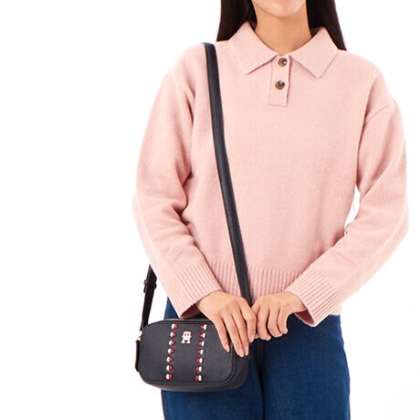 [^ԁFAW18153]^CXJobO^THmO2Fg̃`L[Xeb`ANZgɂȂJobOB_uWbvdlŁAו𐮗₷2̎[Xy[XĂ܂BV{H{tFCNU[́A{v̂悤ȎB炩vŁA⏝ɂADꂽϋvĂ܂B摜̓TvŎBeĂ邽߁Aۂ̏iƃfUCdlقȂꍇ܂BE|Pbg̐F1yTCYzFREEF11.0cm ő啝19.0cm }`6.0cm V_[ŏ121.0cm V_[ő133.0cm digj300yTOMMY HILFIGERzĩAJNVbNx[XɃ_ȂЂ˂fUClC̃g~[qtBK[BsIŐꂽYEEBYɉA`hAStCAĂJWAȃfjCƖLxȃJeS[O[ouhB