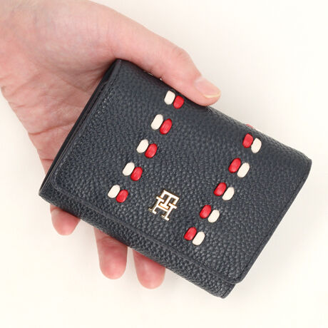 [^ԁFAW18246]ACRgCtH[hR[vEHbĝЂɎ܂RpNgTCYŁA^тɕ֗ȎO܂EHbgB^THmOƁA2Fg̃`L[Xeb`ANZgɂȂĂ܂Bwʂɂ͓ƗRC|PbgAɂ2ʂ̃J[hXbgzuB𕪂Ď[ł悤Ad؂t̃|PbgĂ܂BEJ[h̃|Pbg̐F6E{~DΉFZyTCYzFREEFc9.5cm 12cm 3cmyTOMMY HILFIGERzĩAJNVbNx[XɃ_ȂЂ˂fUClC̃g~[qtBK[BsIŐꂽYEEBYɉA`hAStCAĂJWAȃfjCƖLxȃJeS[O[ouhB