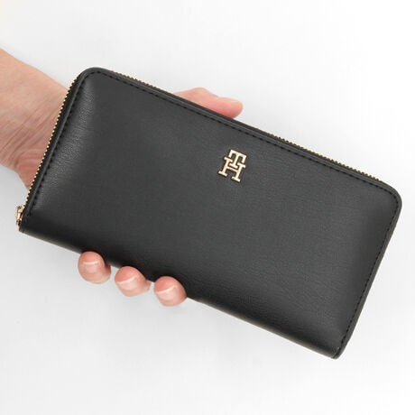 [^ԁFAW17744]ACRWbvOEHbgtgƃXC_[ɃmOSOEHbgBuhے郂`[tAVvȃfUCɒ悢݊Y܂B傫JEhWbvdlŁA[͂\BJ[hz_[[ĂA@\ɗDĂ܂B_炩ȃtFCNU[fނgpAiŏ炵ۂɎdグ܂BEJ[h̃|Pbg̐F12E{~DΉFZyTCYzFREEFc10.0cm 19.0cm 2.5cmyTOMMY HILFIGERzĩAJNVbNx[XɃ_ȂЂ˂fUClC̃g~[qtBK[BsIŐꂽYEEBYɉA`hAStCAĂJWAȃfjCƖLxȃJeS[O[ouhB