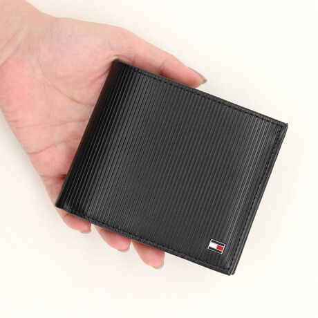 [^ԁFAM13974]tbOJ[hAhRCEHbgU[̕\ʂɑ@ׂȃXgCvG{X{܂EHbgBtbOS̃|Cgł肰ȂANZgYĂ܂Bɂ̓RCƃJ[hXbgAD𓋍ځB݂ŏɂƂǂ߂Ă邽߁Am̃|PbgɊ荞܂A~jobOɓĂזɂȂ܂BEJ[h̃|Pbg̐F4E{~DΉFZERFID^OFZyTCYzFREEFc10.0cm 11.5cm 2.5cmyTOMMY HILFIGERzĩAJNVbNx[XɃ_ȂЂ˂fUClC̃g~[qtBK[BsIŐꂽYEEBYɉA`hAStCAĂJWAȃfjCƖLxȃJeS[O[ouhB