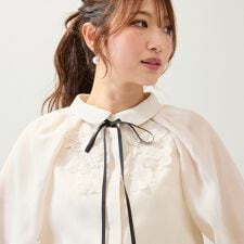 【手洗いOK】襟付きフラワーモチーフブラウス