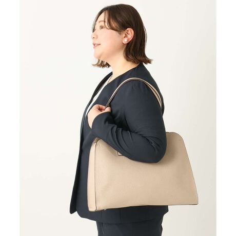 [^ԁFOZ5DA02079]\tgȕ̓ʉtFCNU[YȃtHfC[gɍœKȃg[gobOBPC^ubgAA4TCYƎ[o邠tfUCŁA|Pbg[g̗ǂłBobN̏dSɂȂȂyʎdグȂ̂|CgBʂ̂ȂVvȌڂŁAʋ΂ʊwX^Ciɂ܂Ƃ߂Ă邨߂̃ACełB