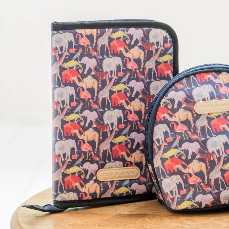 [^ԁF1254502]oeBt@ubNX̑ꂽq蒠P[XłBtgɂuh̃Spb`ȃANZgBLxȎ[Xy[XĂAڂɖ𗧂܂Bt@Xi[łƒ߂邽߁Agɂ̂|CgłB