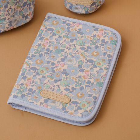 [^ԁF1254502]oeBt@ubNX̑ꂽq蒠P[XłBtgɂuh̃Spb`ȃANZgBLxȎ[Xy[XĂAڂɖ𗧂܂Bt@Xi[łƒ߂邽߁Agɂ̂|CgłB