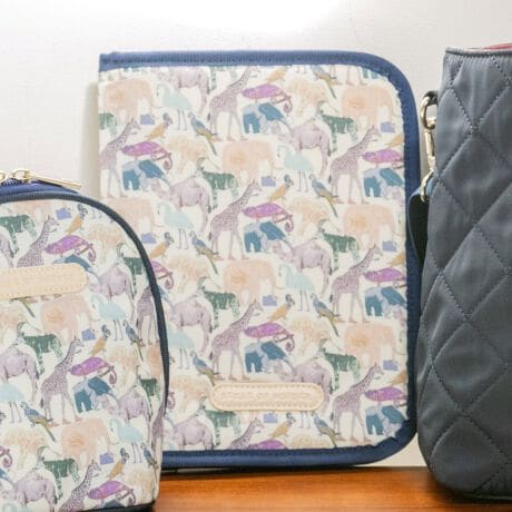 [^ԁF1254502]oeBt@ubNX̑ꂽq蒠P[XłBtgɂuh̃Spb`ȃANZgBLxȎ[Xy[XĂAڂɖ𗧂܂Bt@Xi[łƒ߂邽߁Agɂ̂|CgłB