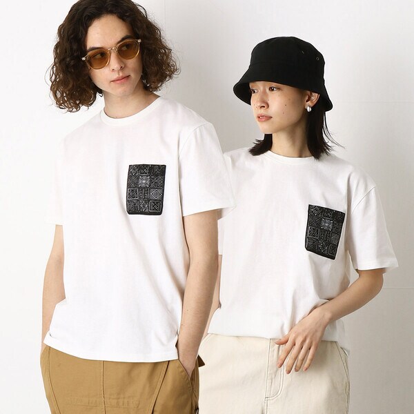 新品未使用 カラフルなクロスデザインのホワイトTシャツ、胸ポケット付き。 胸ポケット付 半袖Tシャツ | パープル＆イエロー(Purple & Yellow