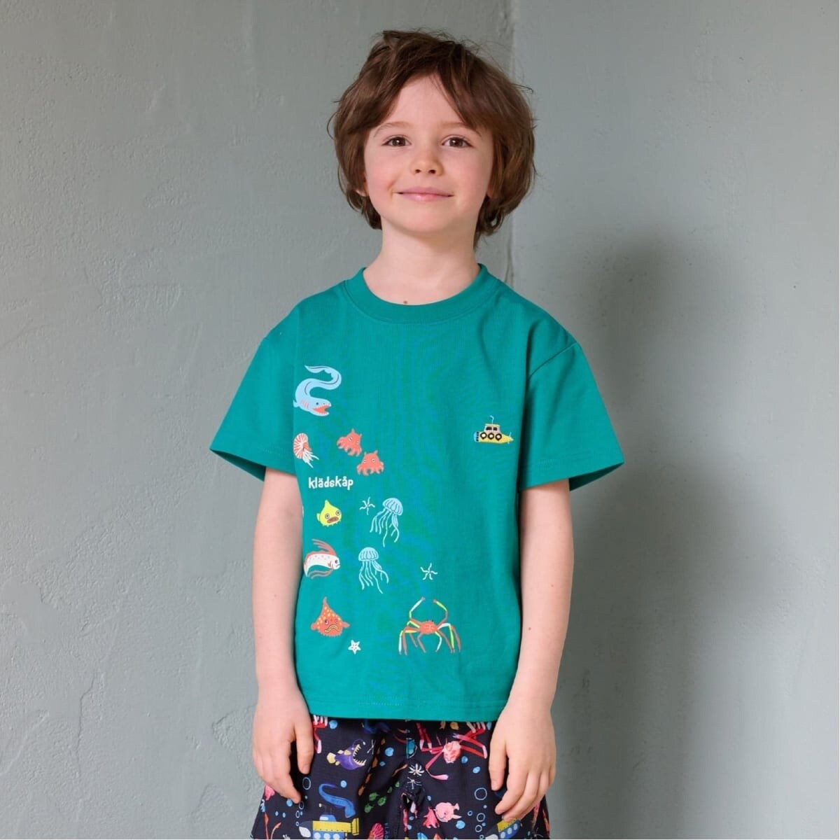 蓄光深海魚刺しゅう半袖Tシャツ | クレードスコープ(kladskap 