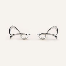 ヴイエー ヴァンドーム青山(va vendome aoyama)のシルバー リボンピアス