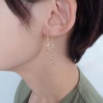 K10イエローゴールド ヘキサゴンモチーフ ロングピアス | ヴイエー 