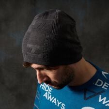 ハイダウェイ(HIDEAWAYS)のロゴエンボスビーニー