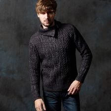 ケーブル編み衿ファスナータートルネックニット