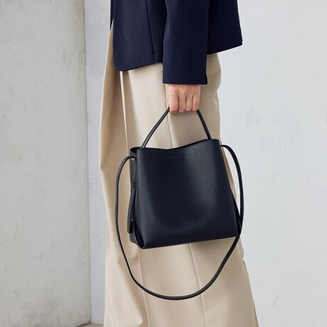 [^ԁF95-20BK09-205]sfUCtETCĥЂ˂|Cg̃V_[obOłBEO[͖{̂ƃV_[RrJ[ɂăANZgɂĂ܂BubN̓J[ŗlXȃX^COɍ킹₷悤ɂ܂BEnhƃV_[2WAYdlłBV_[̒̓TCh̋Œ߂\łBEɂ͎d؂t@Xi\|PbgLAdē̂ŃobO̒gƕЕt܂BsfށtV{̂闼ʈꖇdĂ̑fށsdltFd؂t@Xi[|Pbg~1 I[v|Pbg~1s舵tv́AAAɎキAƂ̖Cɂ܂ɕ\ʂ򉻁AF鎖L܂BA܁AVi[Ȃǂgp܂ƁAϐFǍƂȂ܂BӉB܂AJȂǂŔGꂽ܂ܕuȂŉB\ʂ_炩fނƂȂ܂B|A戵ɂ͂ӉBȋ́AĂ˂Ɏ舵ĉBCMŁAϐFjꍇL܂BӉB