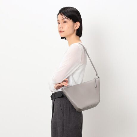 [^ԁF95-20BK14-205]sfUCtEVvŏiȌ`̃V_[obOłBEׂV_[ƈ肪@ׂȕ͋CŁA|ɓKV_[̒ɂȂĂ܂BELbƋPTCh̊ۃJƃ^t@Xi[ANZgBubNɂ̓S[hAO[̓Vo[bLłBE\tgȍvgpĂ̂łƂĂyAXgXt[łg܂Bsfށt\tgȐGSn̑fށsdltFI[v|Pbg~1s舵tv́AAAɎキAƂ̖Cɂ܂ɕ\ʂ򉻁AF鎖L܂BA܁AVi[Ȃǂgp܂ƁAϐFǍƂȂ܂BӉB܂AJȂǂŔGꂽ܂ܕuȂŉB\ʂ_炩fނƂȂ܂B|A戵ɂ͂ӉBȋ́AĂ˂Ɏ舵ĉBCMŁAϐFjꍇL܂BӉB