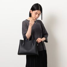 型押しハンドルバッグ